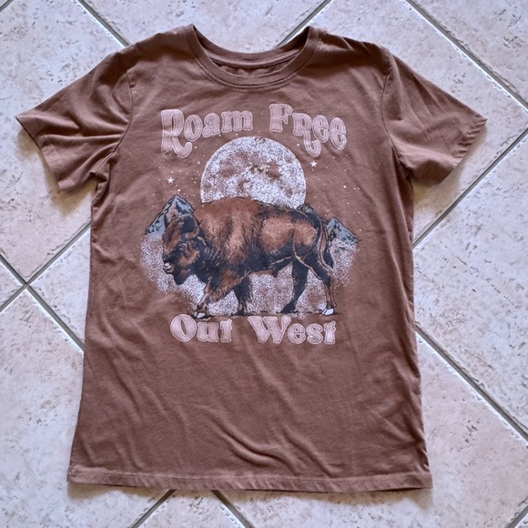 Zoe + Liv Brown Roam Free Out West Buffalo / Bison Graphic T-Shirt Size Small - Picture 2 of 4